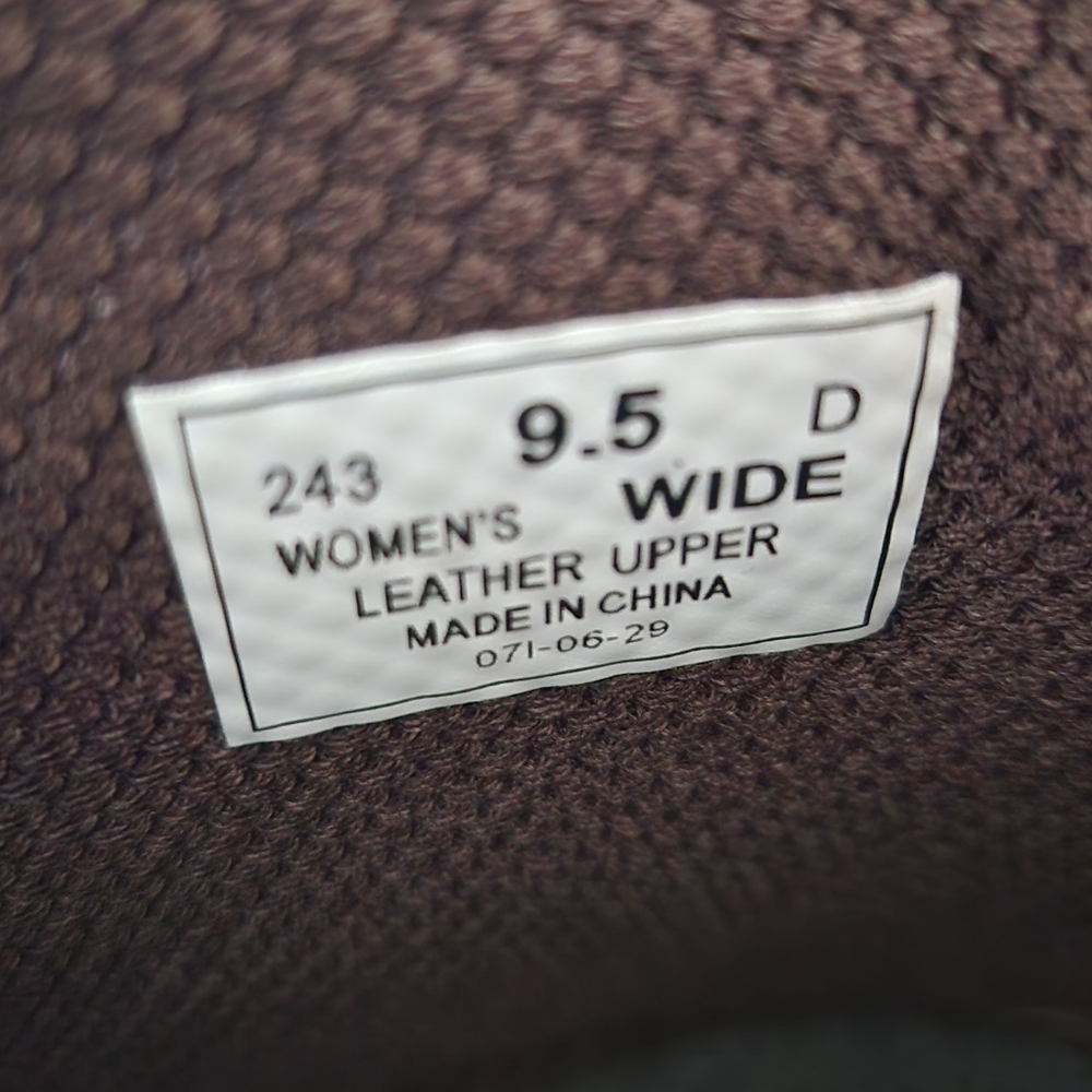 Chic Two-Tone Ankle Boots - Picture 6 of 6